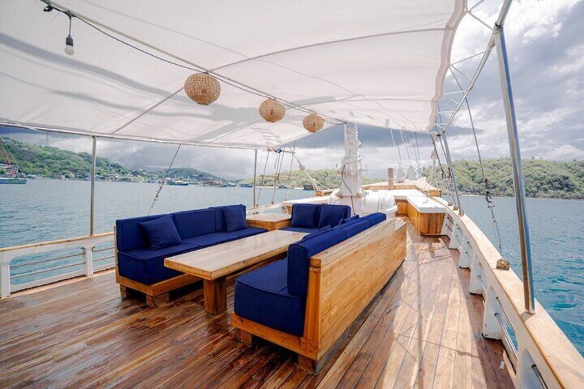 4 Days 3 Nights Komodo Escape on a Suites Wooden Boat