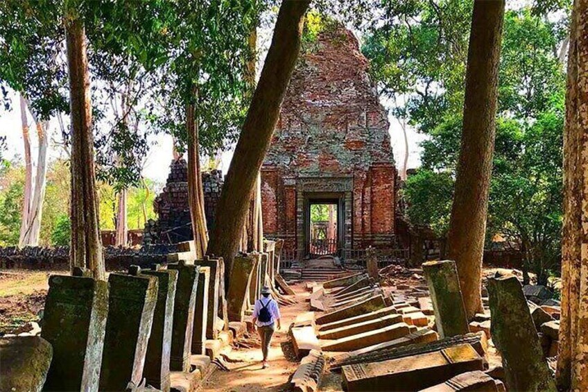 Prasat Linga 1 or Prasat Thnoeng