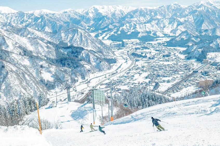 Niigata: Gala Yuzawa Lift Ticket & Gear Rental Packages (1 day)