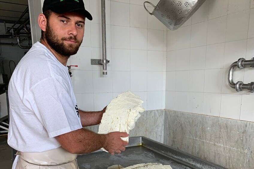 Mozzarella experience and tasting in Naples