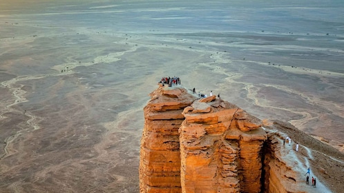 From Riyadh: Edge of the World Private Tour with Lunch