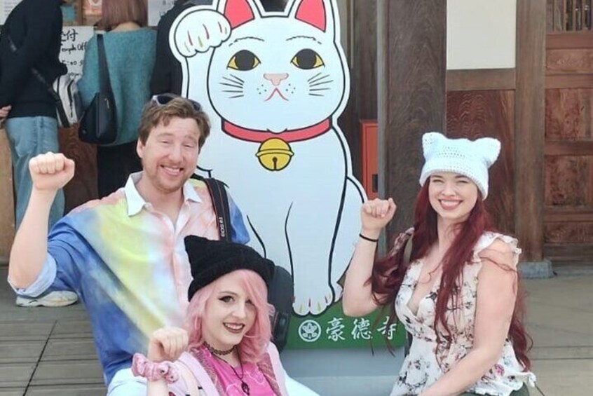 Gotokuji Temple Walking Tour with Numerous cat statues