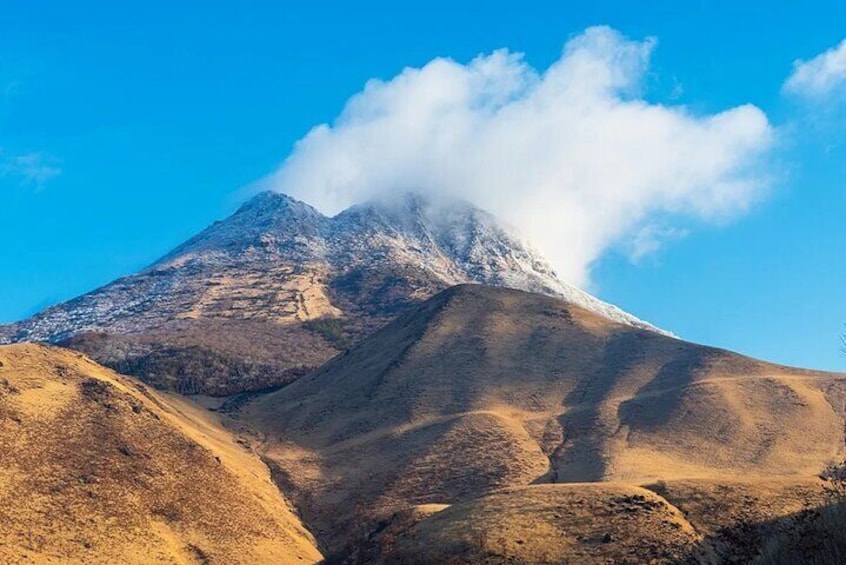 The Aso Caldera, which has the largest lava rock in the world, is about 18 kilometers long from east to west 