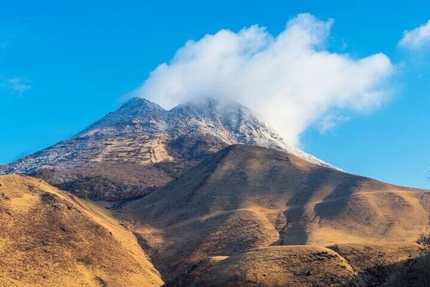 The Aso Caldera, which has the largest lava rock in the world, is about 18 kilometers long from east to west
