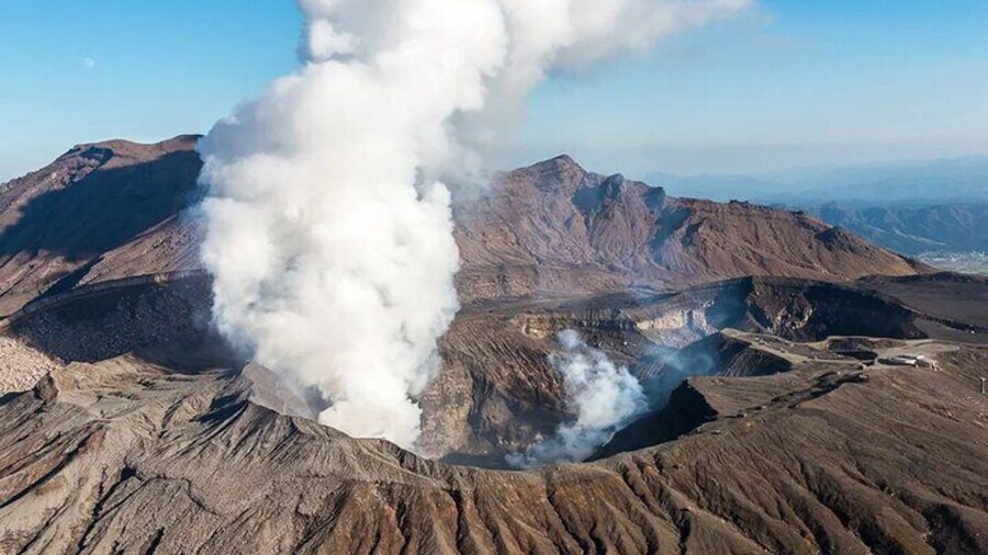 Traveller can observe the strong white smoke from a close distance.
