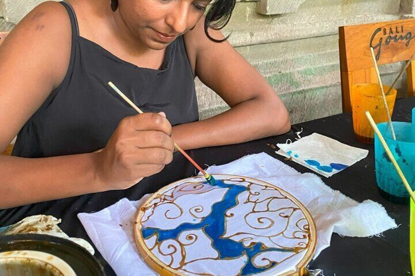 creating personal batik art as a meaningful souvenir from their Bali adventure.