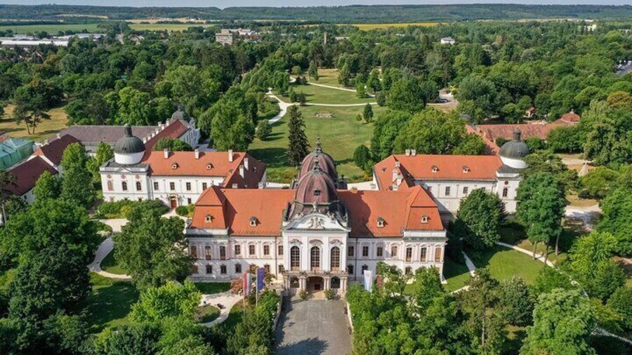 Sisi Palace Tour with Horse Show & Lunch