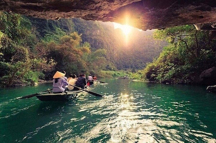 Ninh Binh Private Tour Full Day : Mua Cave , Trang An , Hoa Lu