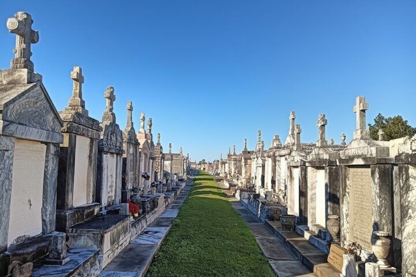 6 Cemeteries of New Orleans: Famous Graves & Fascinating History