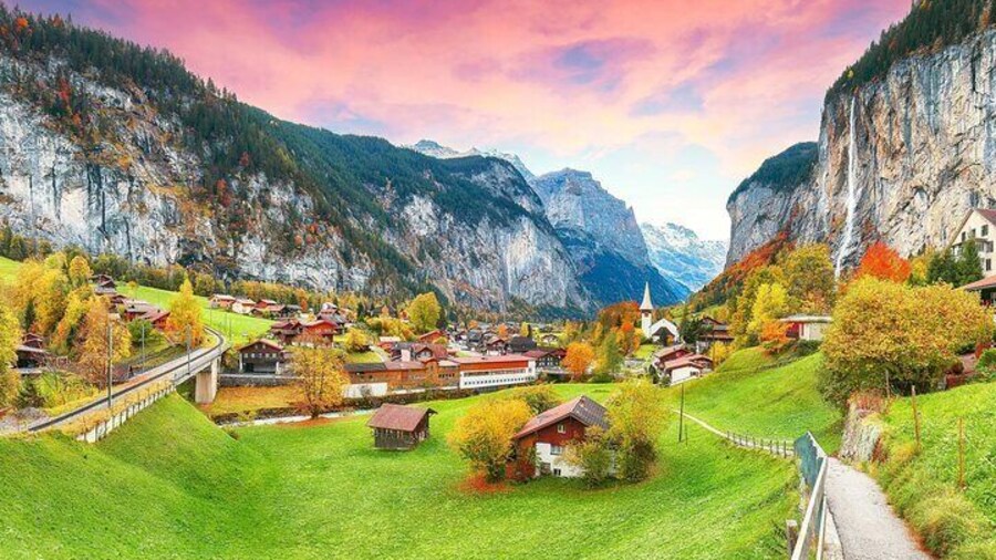 Private Day Tour to Waterfalls Valley & Interlaken.