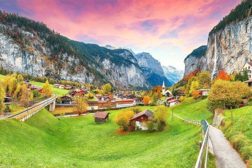 Private Day Tour to Waterfalls Valley & Interlaken.