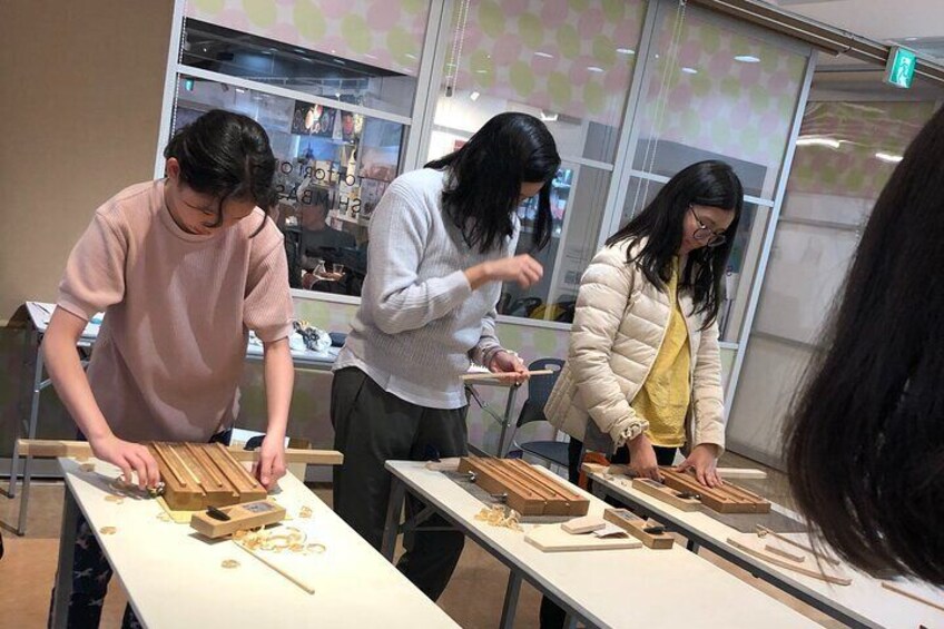 鉋で細くしていきます