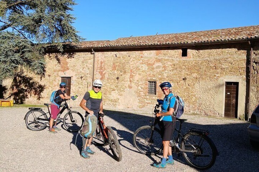 E-Bike Tour in Montone with Visit to the Historic Winery