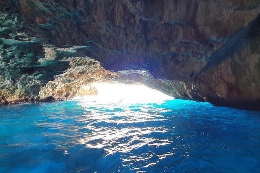 Small-Group Blue Cave and Dobrec Beach Tour by Speedboat