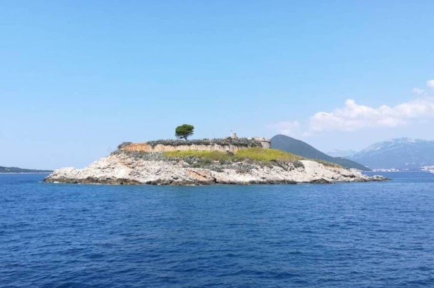 Small-Group Blue Cave and Dobrec Beach Tour by Speedboat