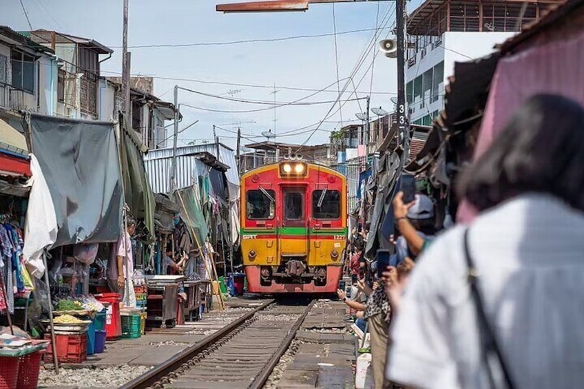 Damnoen Saduak Floating Market & Maeklong Railway Market Tour