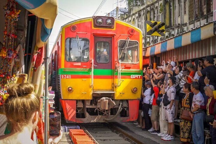 Damnoen Saduak Floating Market & Maeklong Railway Market Tour