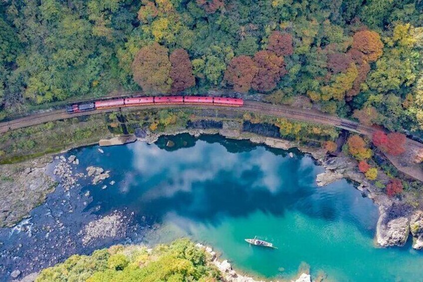 This area not only has a wealth of cultural attractions, but also natural scenery that changes with the seasons and retro trains.