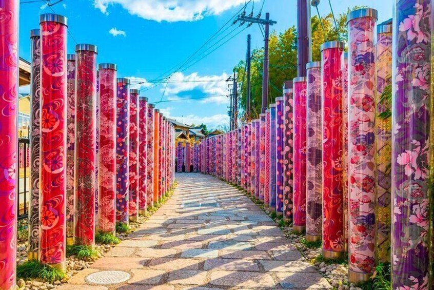 Beautiful kimono fabrics become a forest of light! 600 columns form a beautiful light and shadow trail at Kyoto Arashiyama Station's Yuzen Light Forest