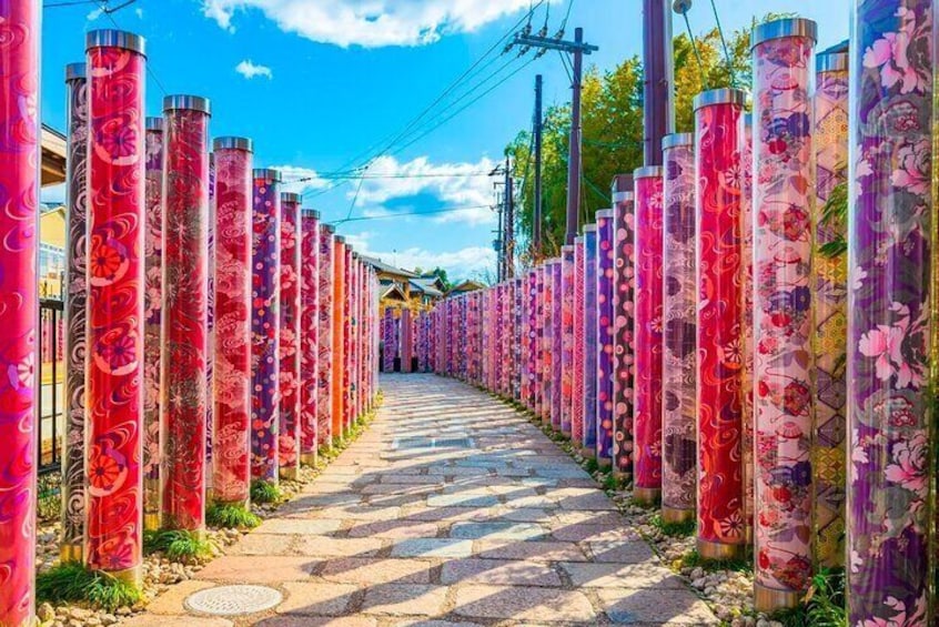 Beautiful kimono fabrics become a forest of light! 600 columns form a beautiful light and shadow trail at Kyoto Arashiyama Station's Yuzen Light Forest
