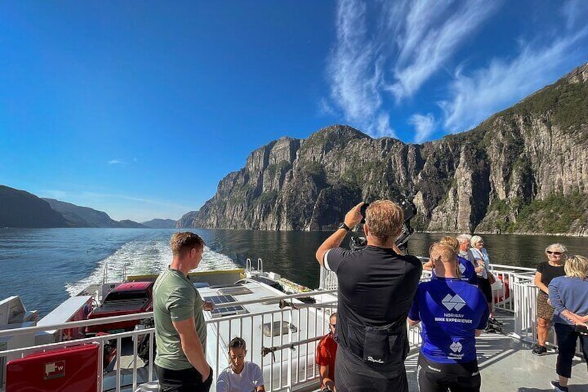 Boat on Lysefjorden. Foto: Kjetil Alsvik