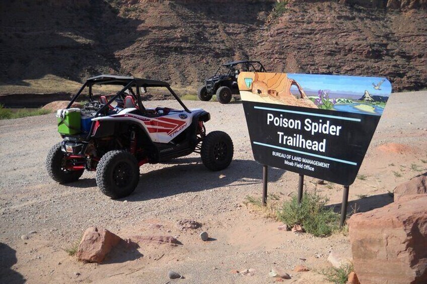 4WD Tour to Poison Dinosaur Tracks in Moab