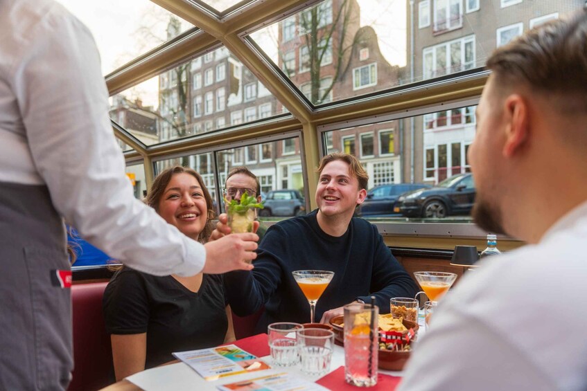 Amsterdam: Cocktail Cruise Night Tour