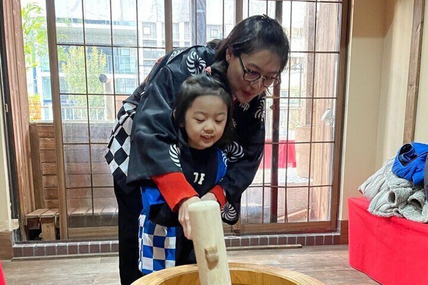 Mochi Pounding and Tasting for Family 