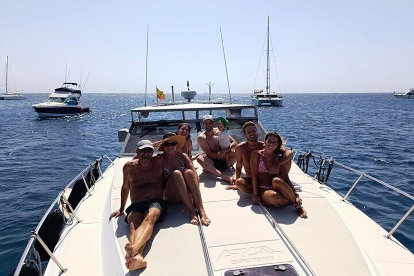 Unforgettable moments on the high seas: relaxation, laughter and luxury on our private boat.