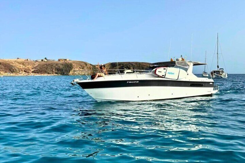 The essence of freedom: the ARUAL sailing in crystal clear waters to Papagayo.