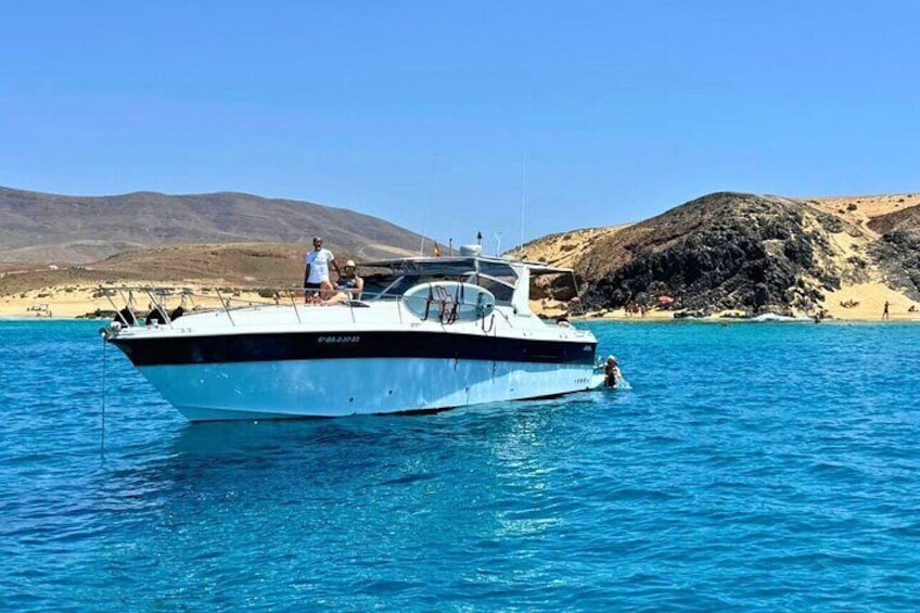 Sail to paradise: the ARUAL anchored in the crystal clear waters of Papagayo.