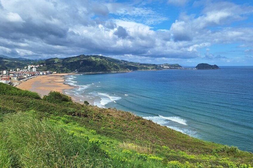 The beach of Zarautz and the town of Getaria at the bottom. 