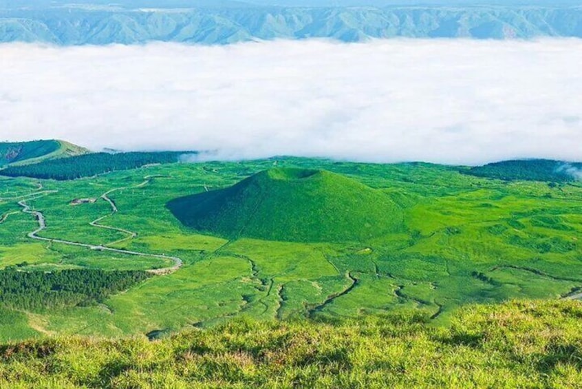 Fukuoka Full Day Tour at Mount Aso Kusasenri and Kurokawa Onsen