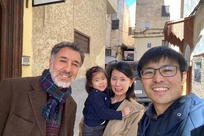 在非斯历史悠久的麦地那的导游步行游览