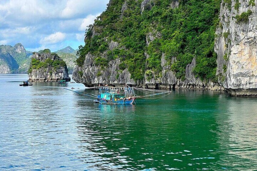 Private Canoe Explore the Hidden Gems of Halong & Lan Ha Bay
