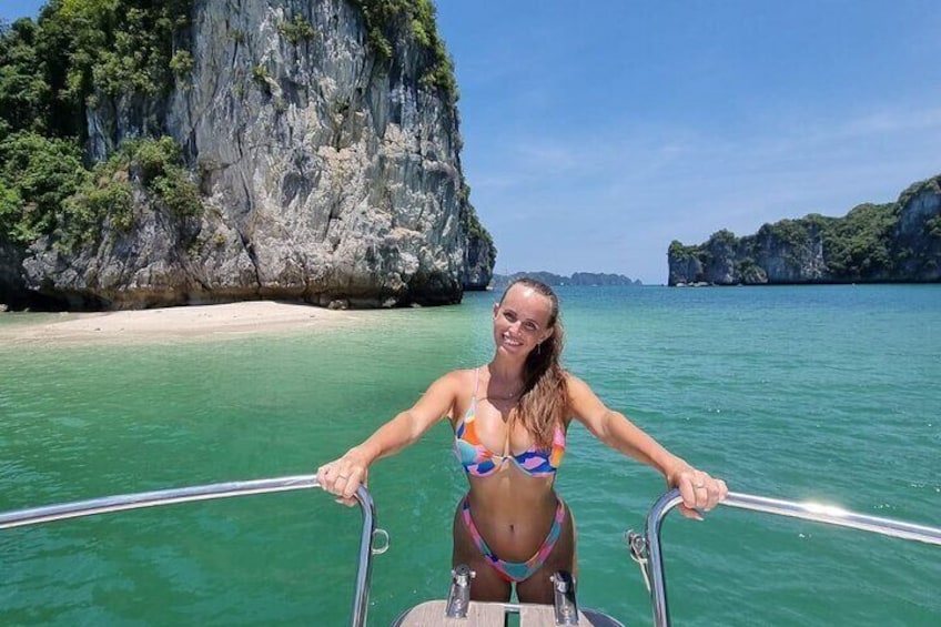 Private Sunset Yacht Journey: Stunning Sunset Tour on Halong Bay 