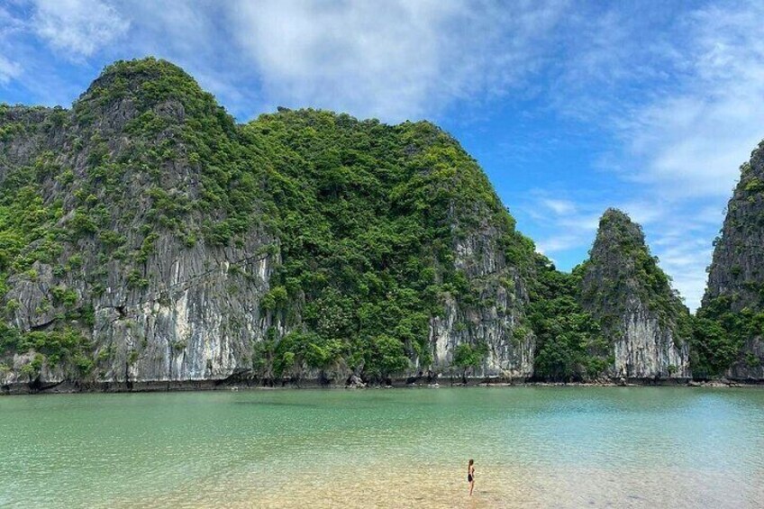 Private Sunset Yacht Journey: Stunning Sunset Tour on Halong Bay 