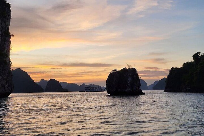 Private Sunset Yacht Journey: Stunning Sunset Tour on Halong Bay 