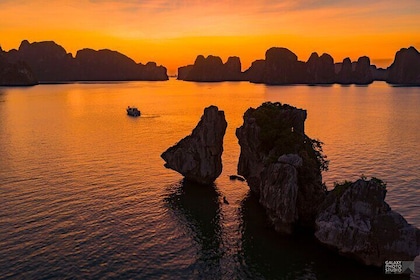 Private Sunset Yacht Journey: Stunning Sunset Tour on Halong Bay