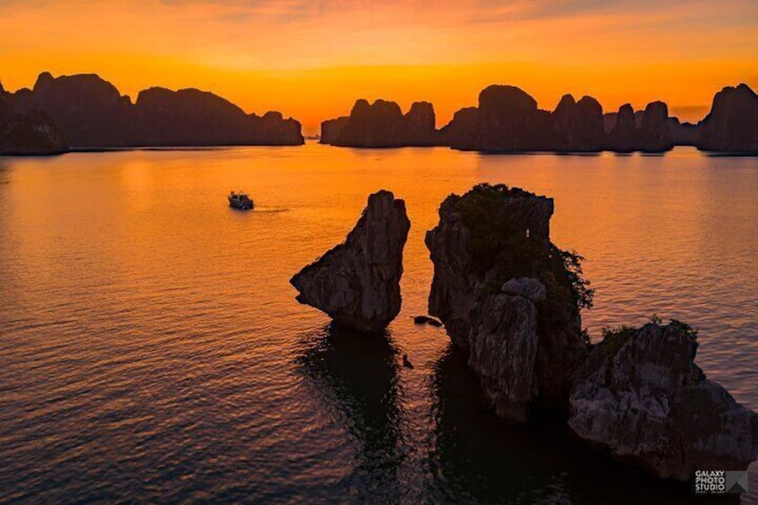 Private Sunset Yacht Journey: Stunning Sunset Tour on Halong Bay 