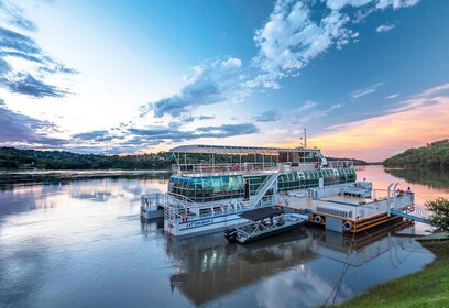 Desde Foz do Iguaçu: tour en catamarán al atardecer con comida