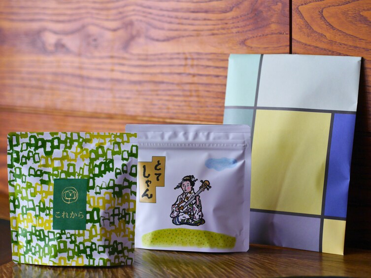 Sumi-e(ink painting) Experience in a relaxing green tea shop in Tsukiji