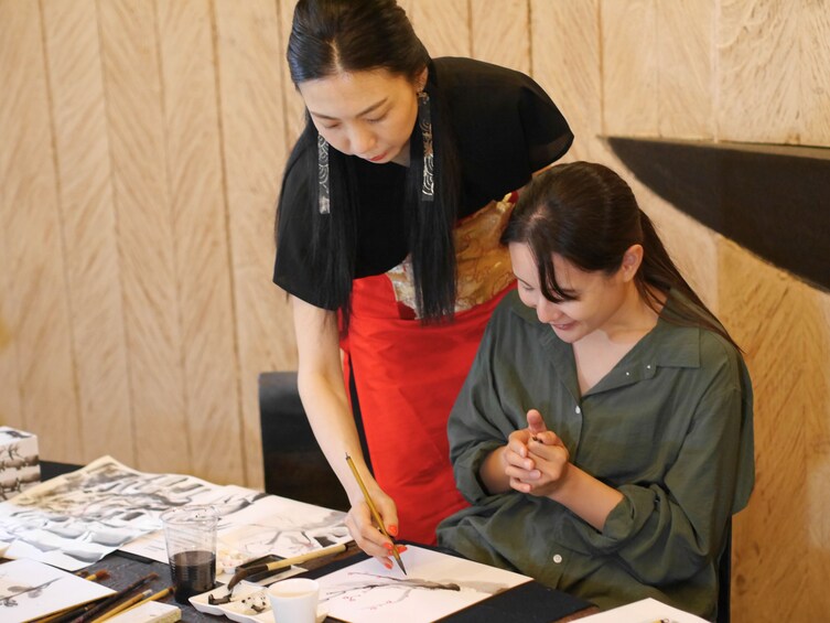 Sumi-e(ink painting) Experience in a relaxing green tea shop in Tsukiji