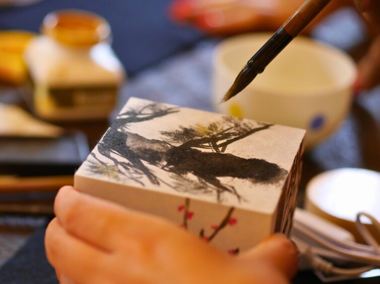 Sumi-e(ink painting) Experience in a relaxing green tea shop in Tsukiji