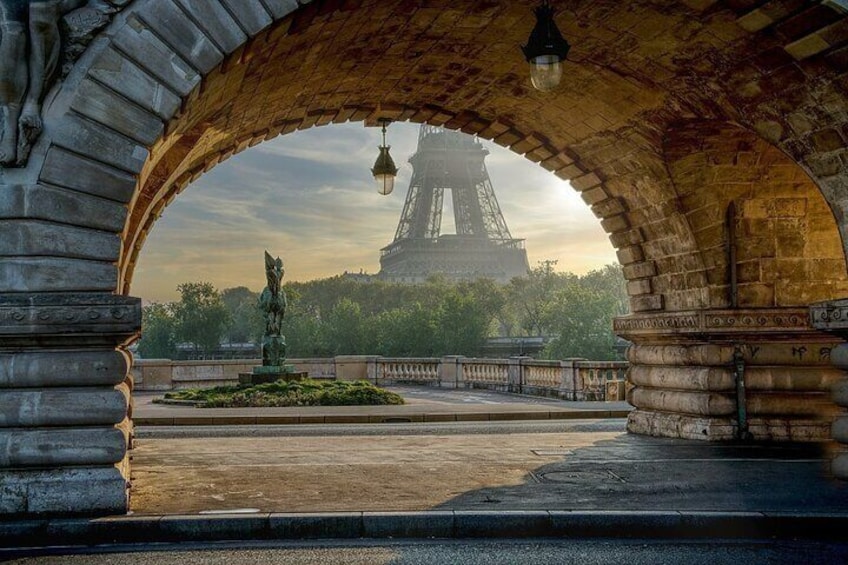 Eiffel Tower Access & Seine River Cruise Top Sightseeing Combo