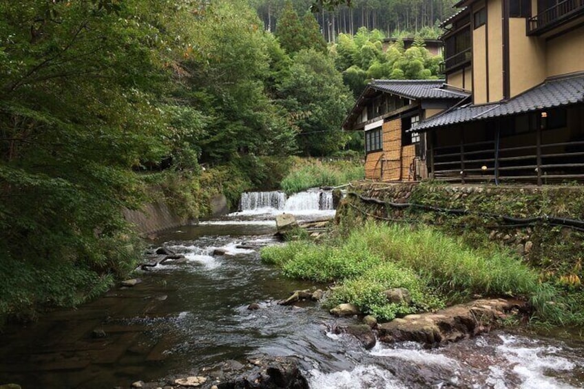 Time-Warp Ambiance
Stroll lantern-lit streets where traditional inns preserve 17th-century architecture - night views ranked Japan's Top 3 by Lonely Planet