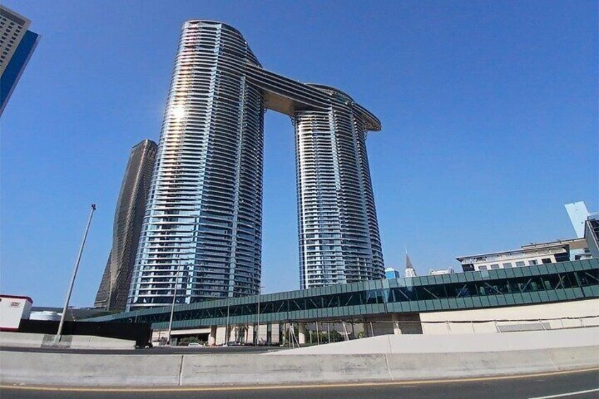 Luxurious apartment with a direct full view of the tallest building in the world, Burj Khalifa, and the world's famous dancing fountain. 