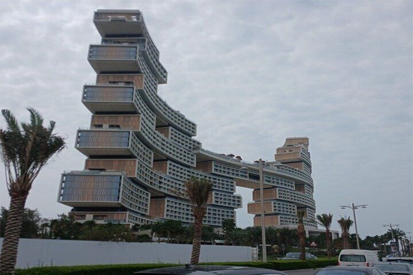 The Royal offers access to Aquaventure, the largest waterpark in the Middle East, 17 restaurants and bars, nightclubs.
