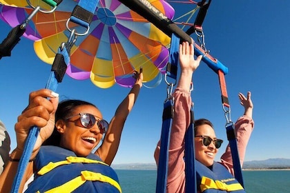 滑翔傘高達聖塔芭芭拉海岸上方 1,000 英尺