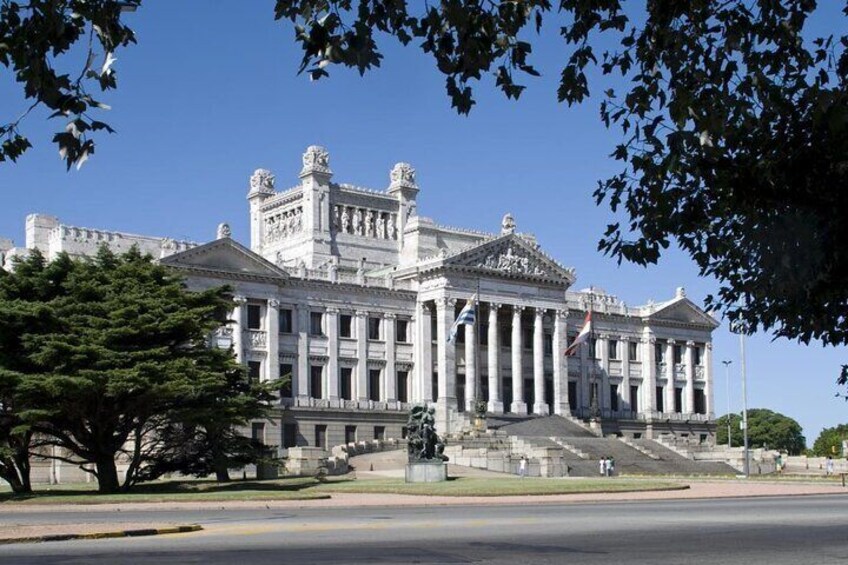 Private Tour in Montevideo by Premium Vehicle